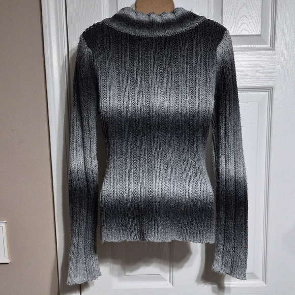 Arizona Jean Company Two Tone Gray Ombre V-Neck Sweater Size Medium - Picture 6 of 9